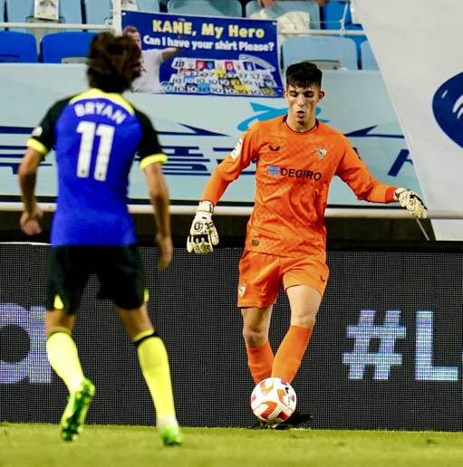 Alberto Flores, ante el Tottenham (Foto: Twitter).