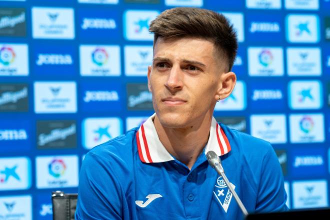 El defensa gallartino Imanol García de Albéniz atiende a la prensa en Ipurua (Foto: SD Eibar).