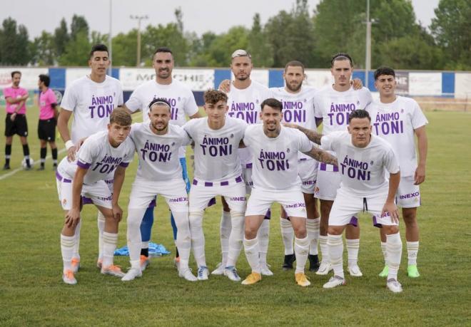 Los jugadores del Real Valladolid ante el Tordesillas con camisetas de ánimo a Toni Villa (Foto: R