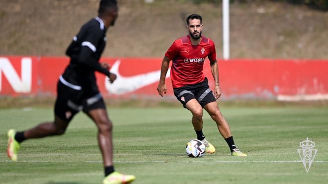 Pablo Insúa, en el primer partidillo de la pretemporada del Sporting (Foto: RSG )