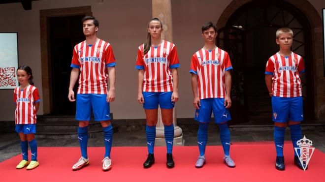 Presentación de las nuevas camisetas del Sporting para la 22/23.