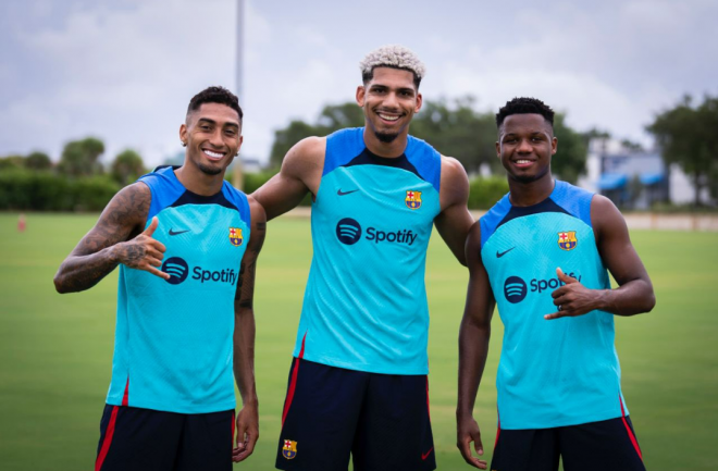 Raphinha, Araujo y Ansu Fati, en el primer entrenamiento en Miami. (FOTO: FC Barcelona).