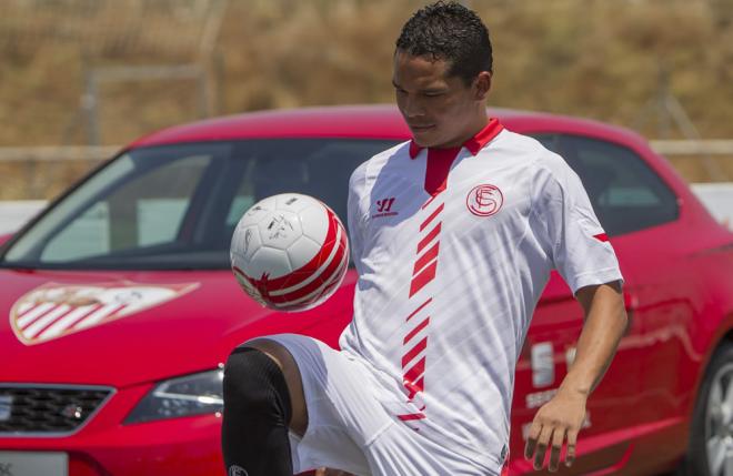 Carlos Bacca, en su presentación con el Sevilla (Foto: EFE).