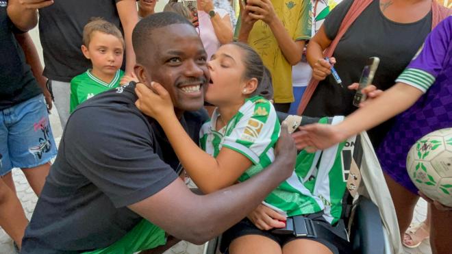 Carvalho se detuvo con los aficionados (Foto: Kiko Hurtado).