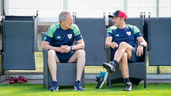 Ernesto Valverde dialoga con José Carrascosa en Harsewinkel (Foto: Athletic Club)