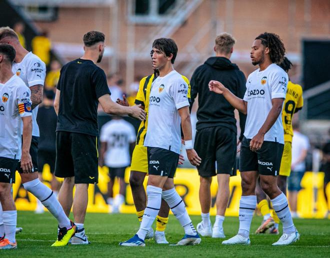 Jesús Vázquez y Koba, al término del partido ante el Dortmund.