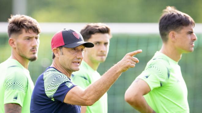 Valverde da instrucciones a sus jugadores en Harsewinkel (Foto: Athletic Club)