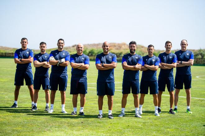 Medhi Nafti posa junto a su cuerpo técnico en el Levante para la temporada 2022-2023.