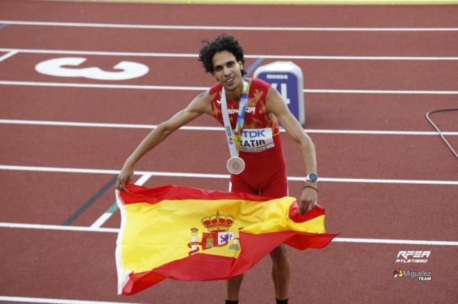 Mo Katir celebra bronce para España (Foto: @atletismoRFEA)