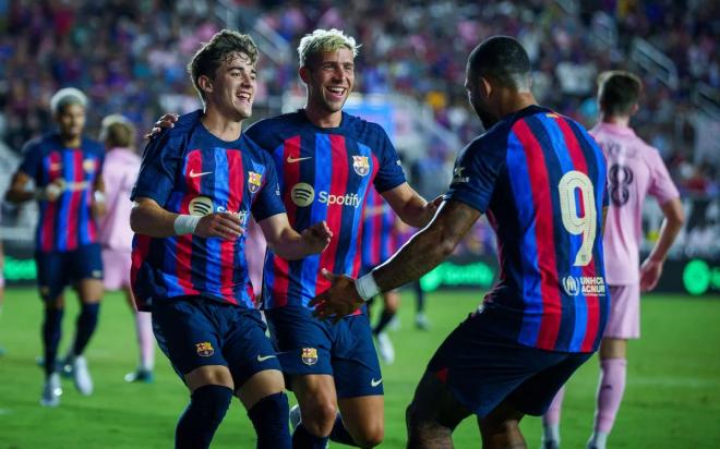 Sergi Roberto, Gavi y Memphis celebran un gol (Foto: FCB).