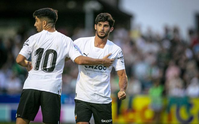Soler y Guedes celebran el 0-2 (Foto: Valencia CF)