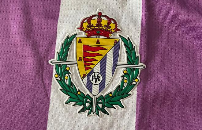 Camiseta del Real Valladolid en AliExpress, con los colores equivocados (Foto: Twitter)