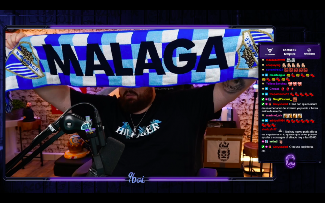 Ibai enseña la bufanda del Málaga (Foto: Twitch de Ibai).