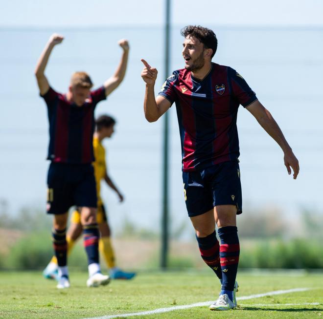 Giorgi celebra su gol con el Levante UD en el amistoso disputado contra el Wolves en pretemporada.