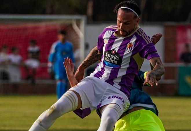 Iván Sánchez pugna por un balón ante el Tordesillas (Foto: Real Valladolid).