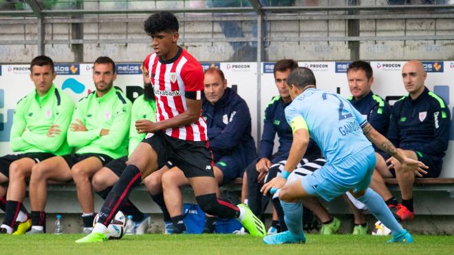 Malcom encara a un rival en el amistoso ante el Bochum (Foto: Athletic Club)