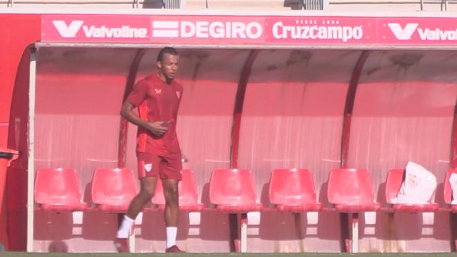 Koundé se entrena en la Ciudad Deportiva del Sevilla con su futuro pendiente.