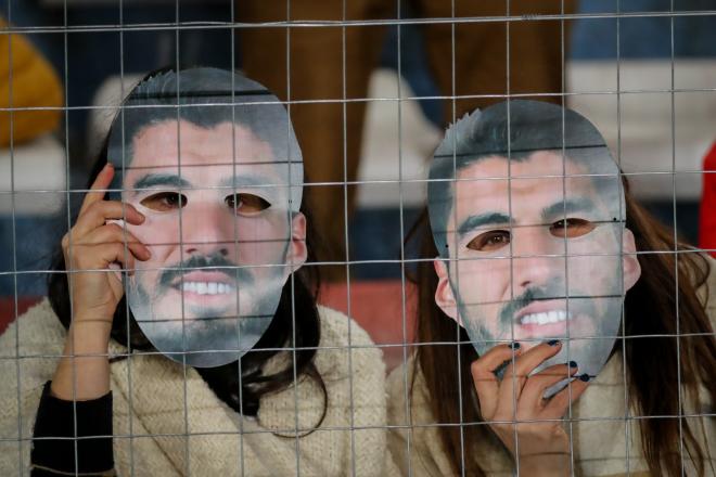 Aficionados del Nacional de Uruguay muestran caretas del jugador Luis Suárez hoy, en el estadio Gr
