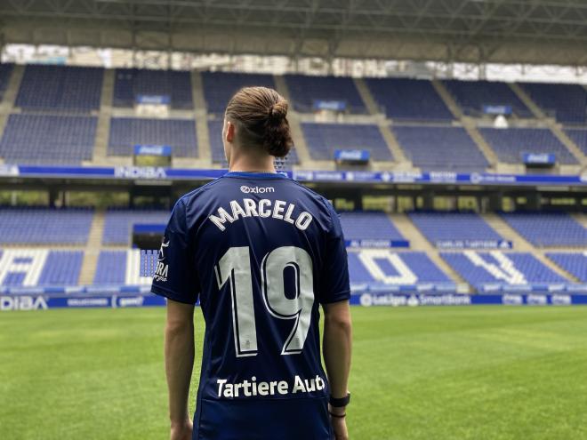 Marcelo Flores con la camiseta del Real Oviedo (Foto: Real Oviedo)