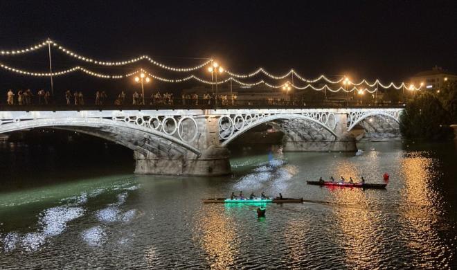 Una imagen de la Regata Nocturna de Triana de 2021.