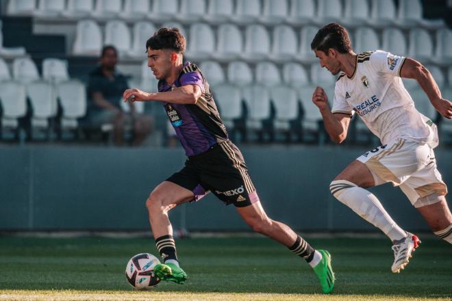 Aguado conduciendo el balón ante el Burgos.