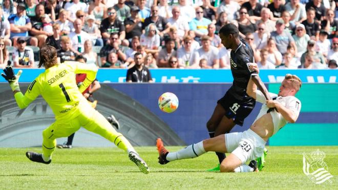 Alexander Isak dispuso de una buena ocasión de gol en el partido ante el Borussia Monchengladbach