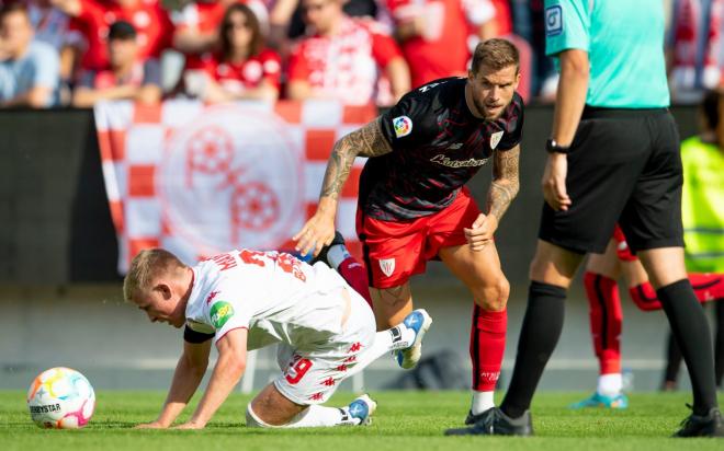 El central Iñigo Martínez jugando en Alemania contra el Mainz 05 (Foto: Athletic Club).