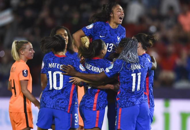 Las jugadoras francesas celebran el gol de Perisset (FOTO: EFE).