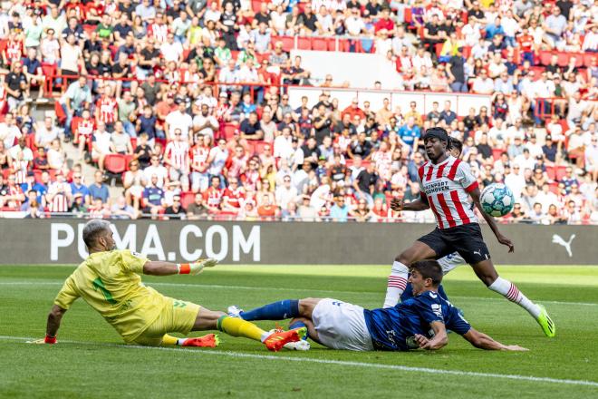 Claudio Bravo salva un gol del PSV (Foto: Cordon Press).