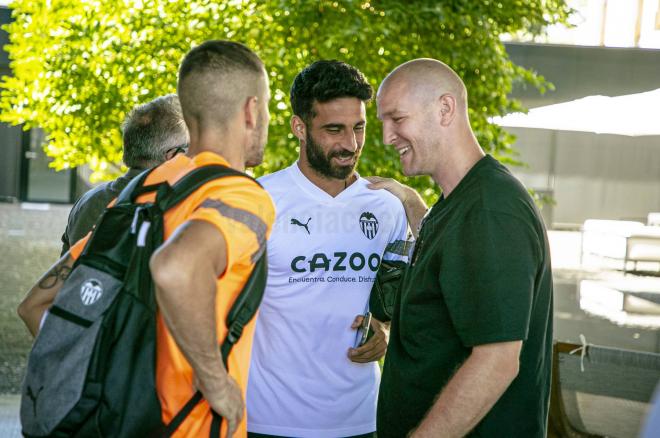 Philippe Senderos visita al Valencia CF en Suiza y habla con Jaume y Cömert (Foto: Valencia CF).