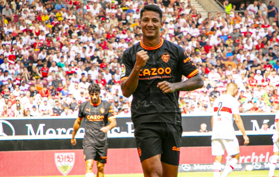 Marcos André celebra un gol en el Stuttgart - Valencia CF (Foto: Valencia CF)