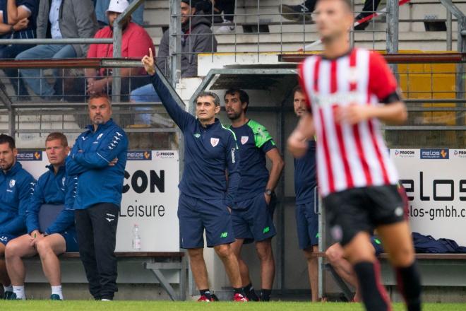 El técnico Ernesto Valverde da instrucciones al equipo en Alemania (Foto: Athletic Club).