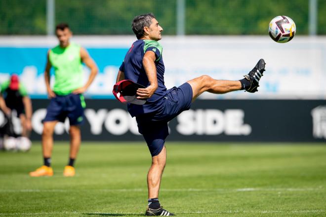 Control de balón de un rejuvenecido Ernesto Valverde (Foto: Athletic Club).