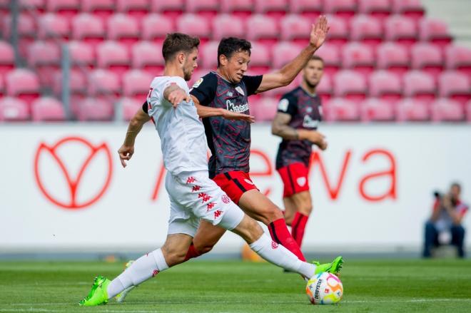 El zurdo vitoriano Mikel Vesga jugando en Alemania contra el Mainz 05 (Foto: Athletic Club).