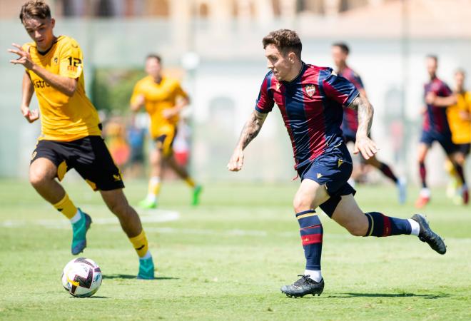 Joni Montiel en el amistoso entre el Levante y el Wolves en pretemporada.