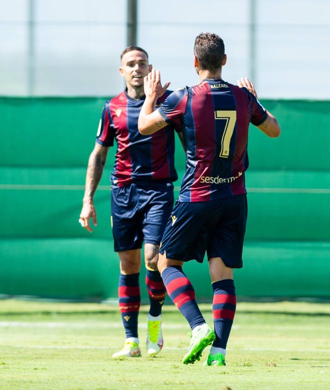 Roger Martí y Soldado celebran un gol ante el Wolves.
