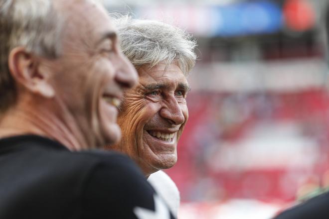 Pellegrini, saluda a Ruud Van Nistelrooy (Foto: Cordon Press).