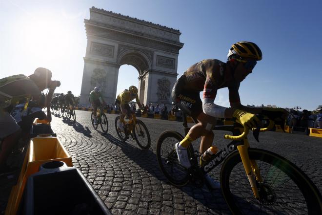 Vingegaard, en la última etapa del último Tour de Francia en París (FOTO: EFE).