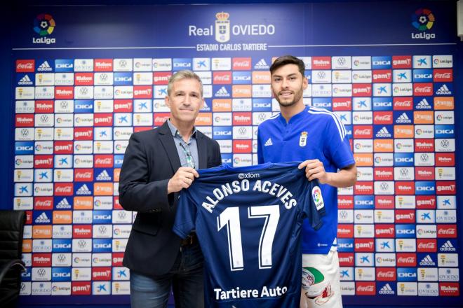 Presentación de Alonso Aceves. Foto: Real Oviedo.