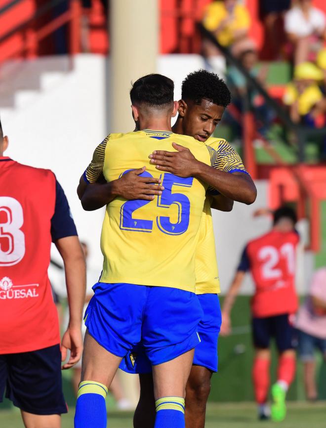 Gol del 'Choco' Lozano en el amistoso ante el Barbate. Foto: Cádiz CF.