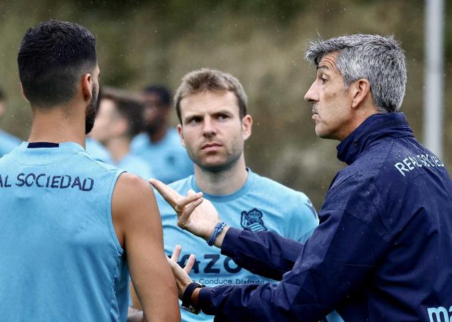 Imanol dialoga con Merino e Illarramendi en un entrenamiento de esta temporada (Foto: Real Sociedad).