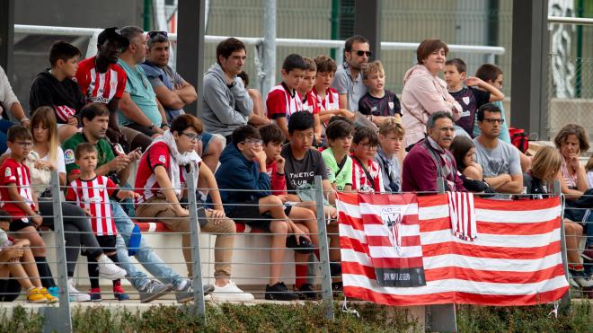 La afición rojiblanca en el entrenamiento de este martes en Lezama (Foto: Athletic Club).