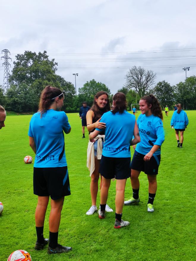 Amaiur Sarriegi saluda a sus compañeras en Zubieta esta pretemporada (Foto: Real Sociedad).