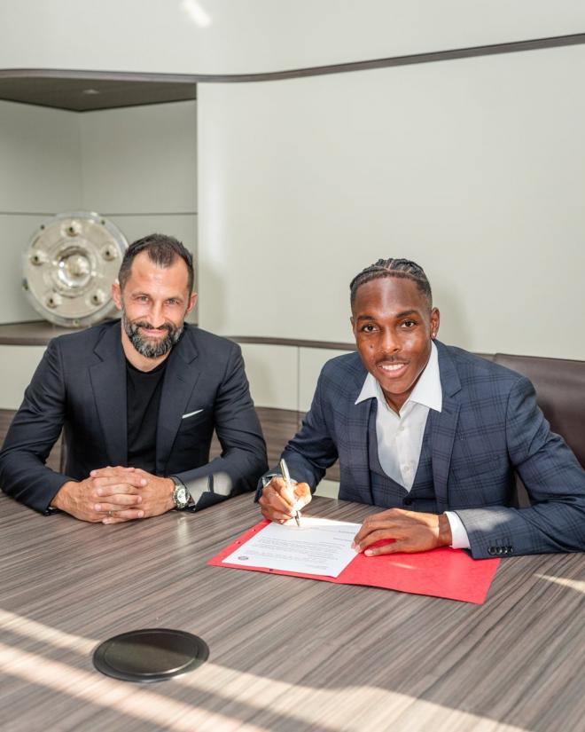 Mathys Tel firmando su contrato con el Bayern (Foto: Bayern de Múnich)