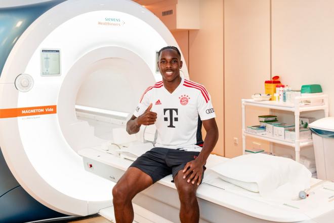 Mathys Tel posando como nuevo jugador del Bayern (Foto: Bayern de Múnich)