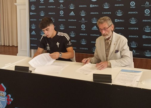 Julen Lobete firmando su contrato con el Celta (Foto: @maarkeel29).