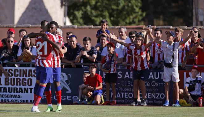 Carrasco abraza a Lemar tras un gol en pretemporada (Foto: Atlético de Madrid).