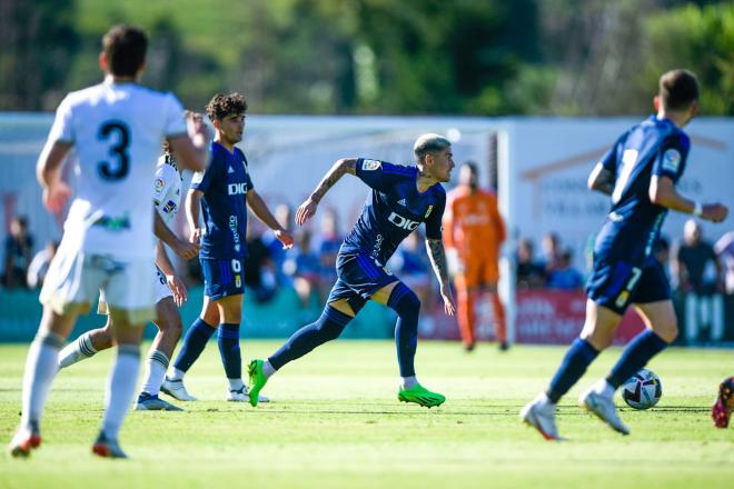 Hugo Rama controla el balón ante el Burgos en pretemporada (Foto: Real Oviedo)