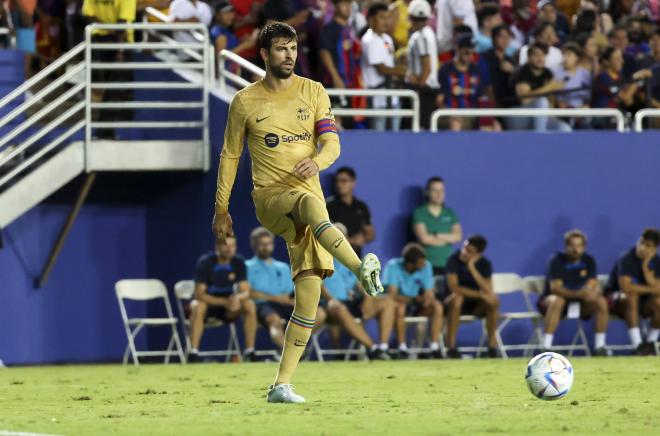 Gerard Piqué da un pase en el Juve-Barcelona de pretemporada (Foto: Cordon Press).