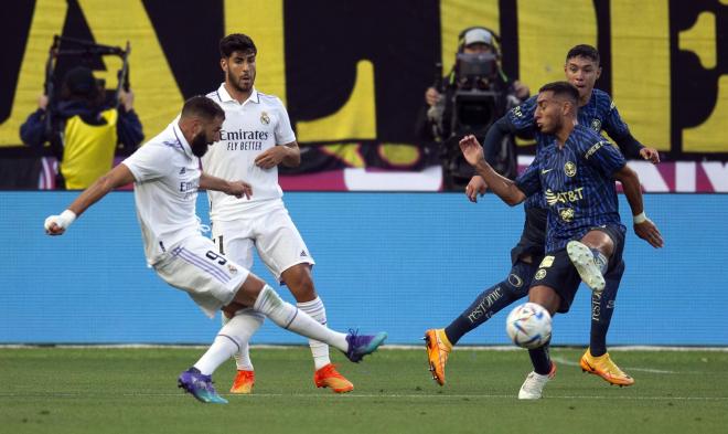 Benzema dispara en busca del gol en el Real Madrid-América (FOTO: EFE).